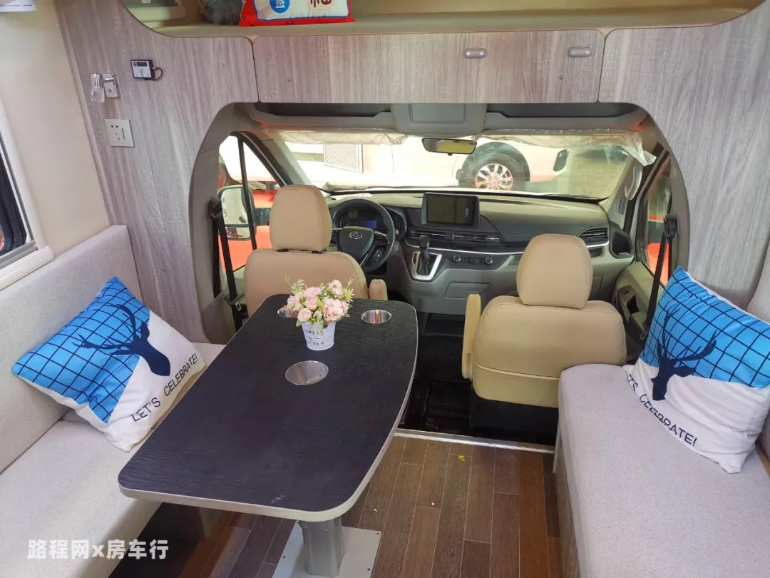 5.27上海房车展：爱旅途全新V90房车，1100W太阳能还带露台