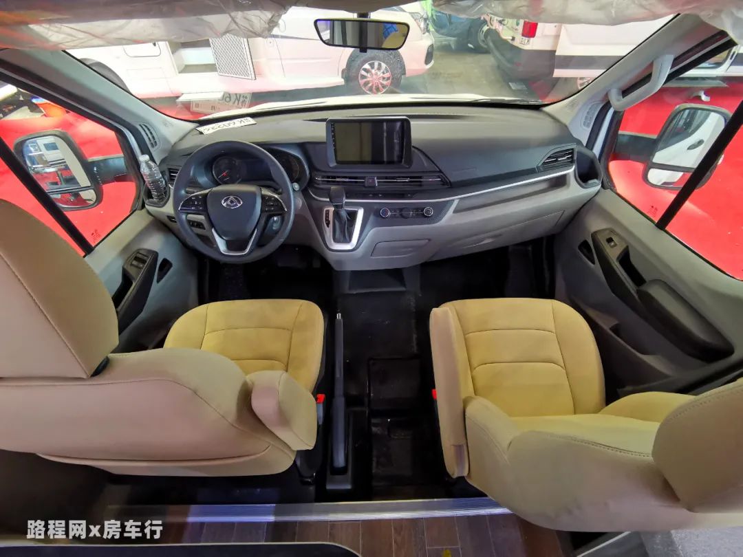 5.27上海房车展：爱旅途全新V90房车，1100W太阳能还带露台
