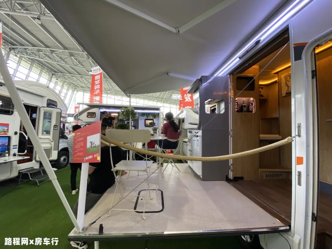 9.24上海房车展：中道皮卡房车自带露台？还有内外两用的厨房？