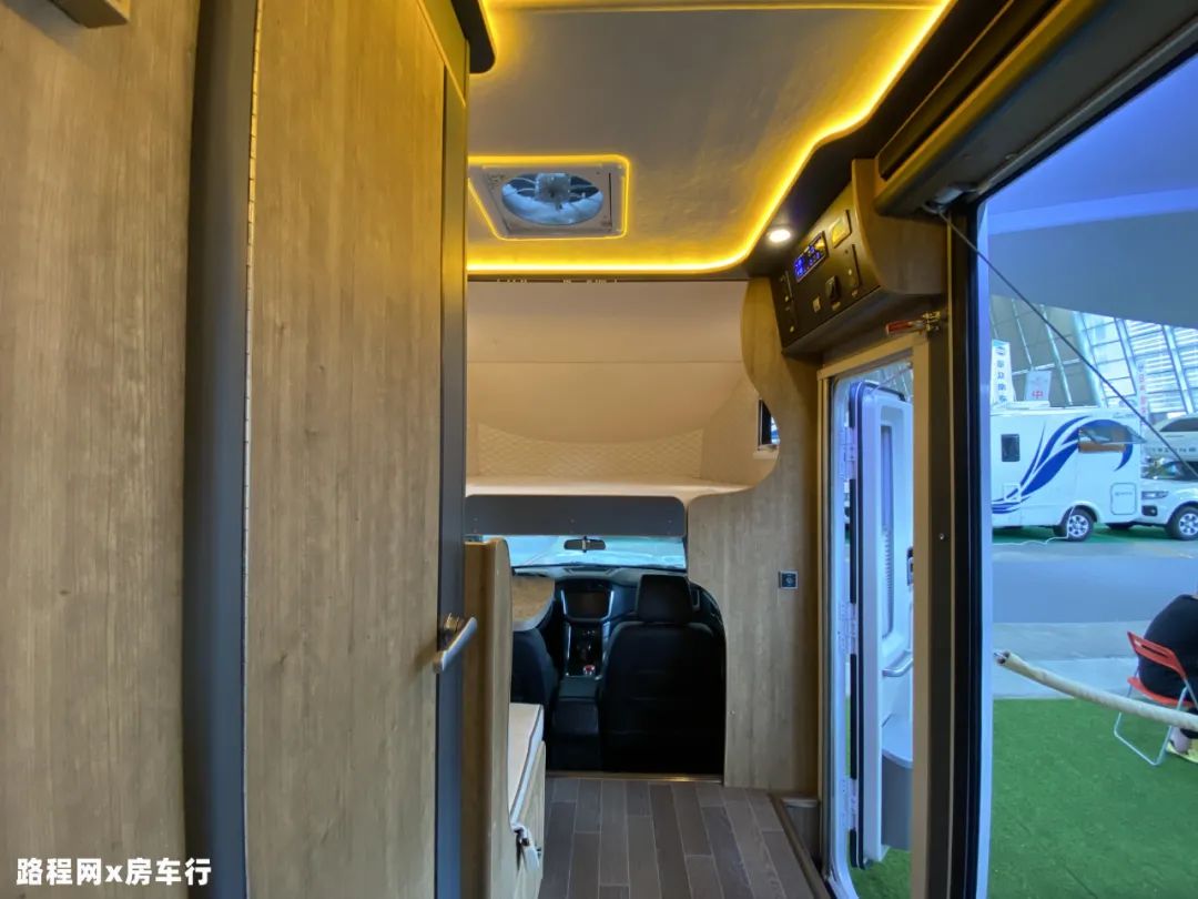 9.24上海房车展：中道皮卡房车自带露台？还有内外两用的厨房？