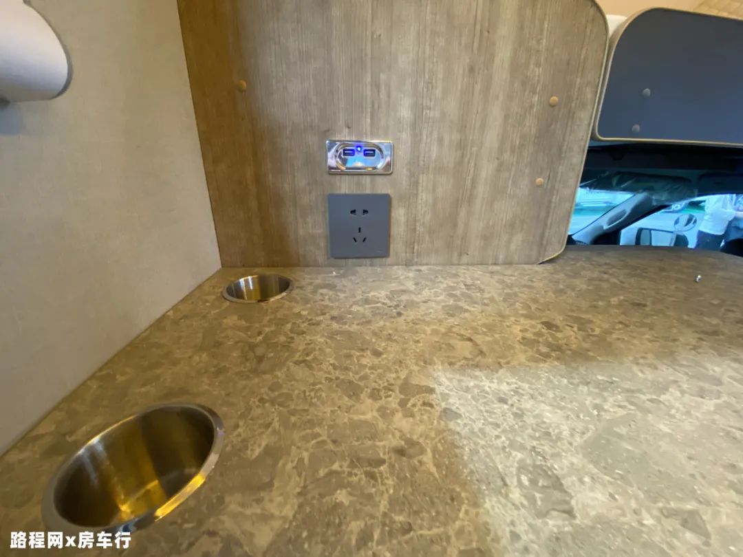 9.24上海房车展：中道皮卡房车自带露台？还有内外两用的厨房？