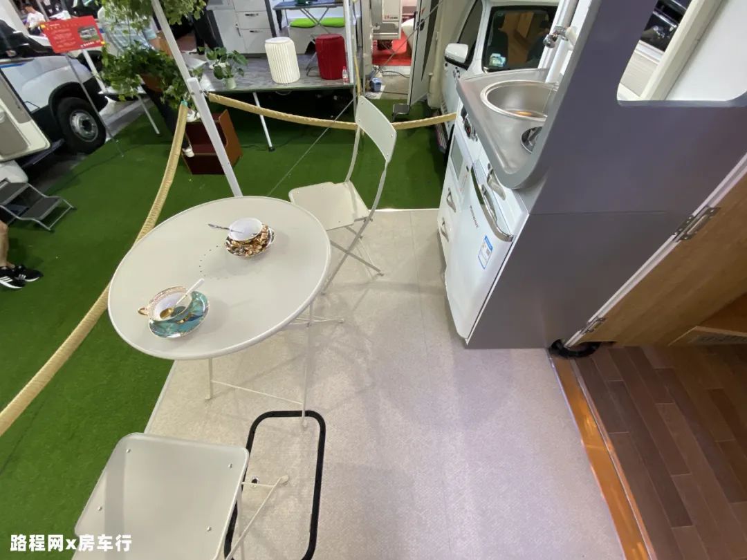 9.24上海房车展：中道皮卡房车自带露台？还有内外两用的厨房？