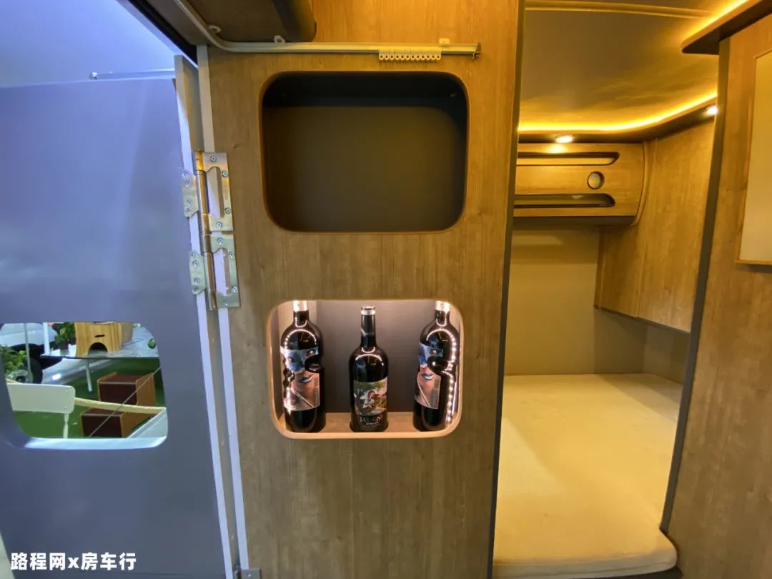 9.24上海房车展：中道皮卡房车自带露台？还有内外两用的厨房？