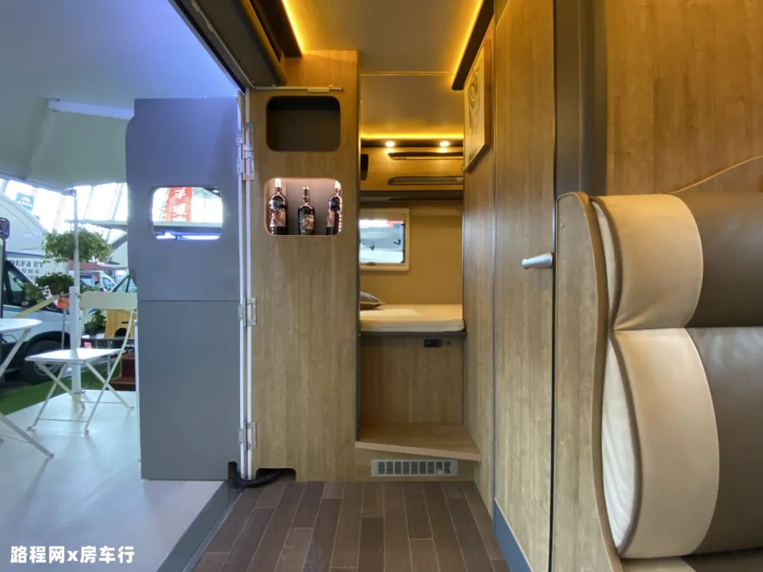 9.24上海房车展：中道皮卡房车自带露台？还有内外两用的厨房？
