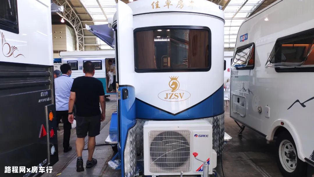 9.24上海房车展：5W多的小拖挂还带有露台，平价又实用的佳卓房车