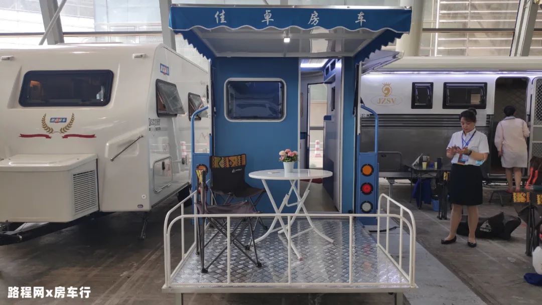 9.24上海房车展：5W多的小拖挂还带有露台，平价又实用的佳卓房车