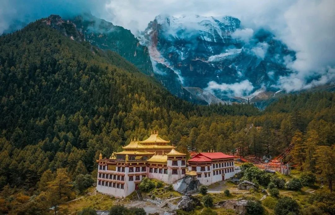 稻城亚丁，一个人的一生必去的地方，每一处都是令人流连往返的风景