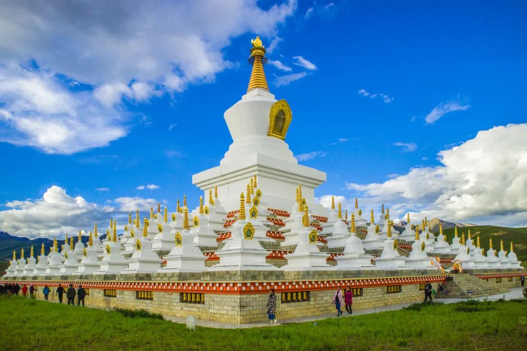 稻城亚丁，一个人的一生必去的地方，每一处都是令人流连往返的风景