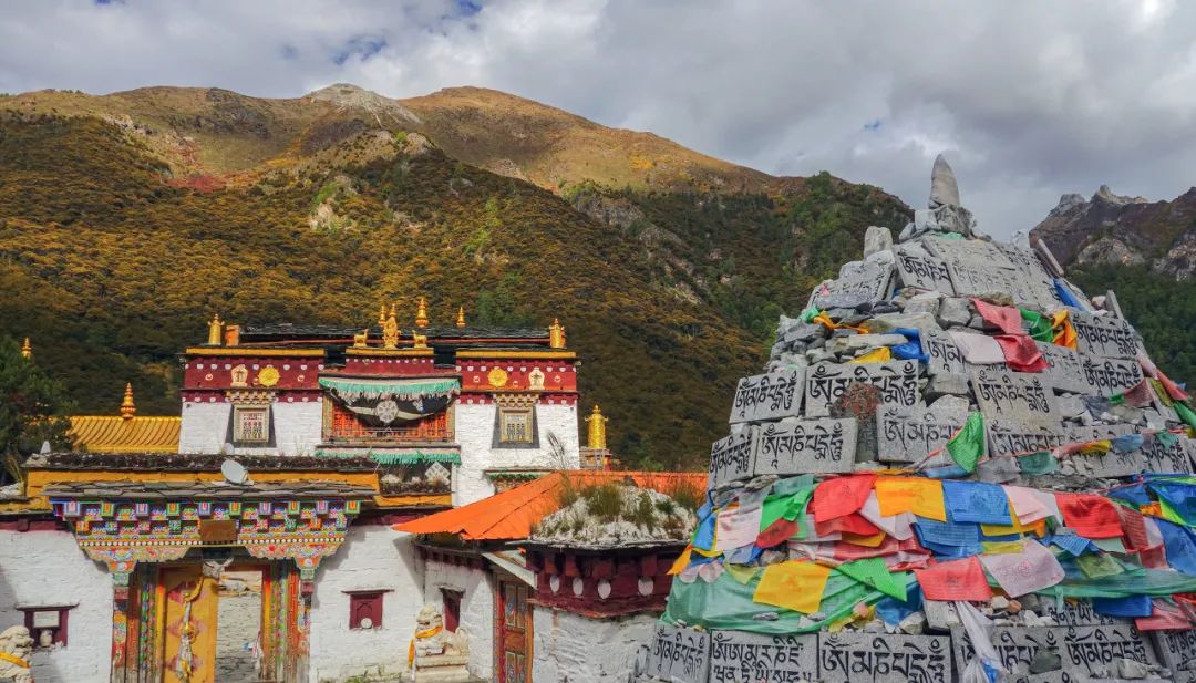 稻城亚丁，一个人的一生必去的地方，每一处都是令人流连往返的风景