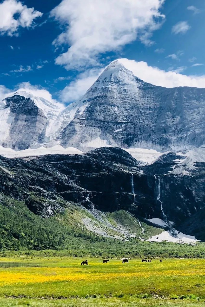 稻城亚丁，一个人的一生必去的地方，每一处都是令人流连往返的风景