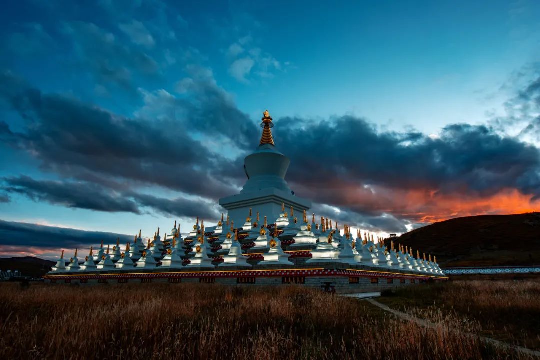 稻城亚丁，一个人的一生必去的地方，每一处都是令人流连往返的风景