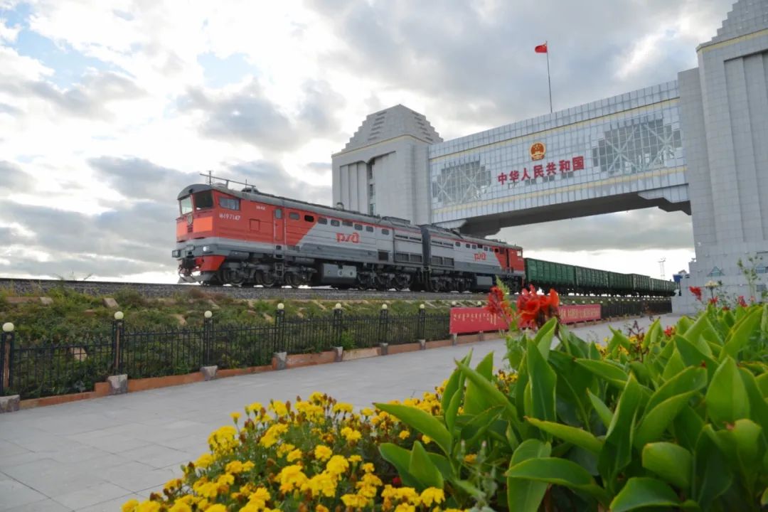 骑马飞驰草原，打卡满洲里风情国门，7月8月的内蒙古太适合旅行游玩!
