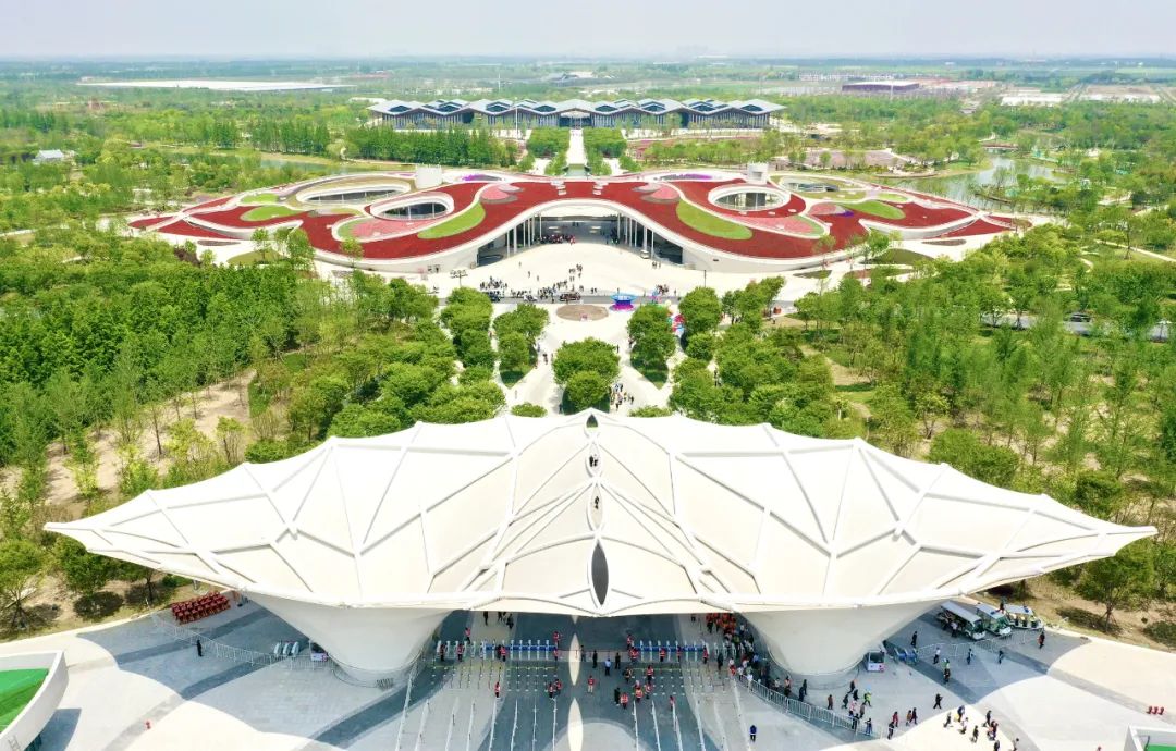 大福利298秒抢超大房车住宿，这个暑假来崇明花博文化园，赏花、烧烤啤酒和露营！