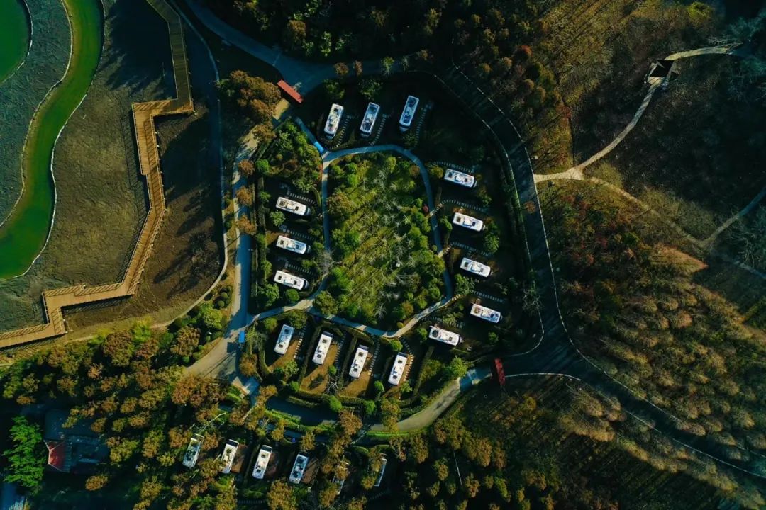 大福利298秒抢超大房车住宿，这个暑假来崇明花博文化园，赏花、烧烤啤酒和露营！