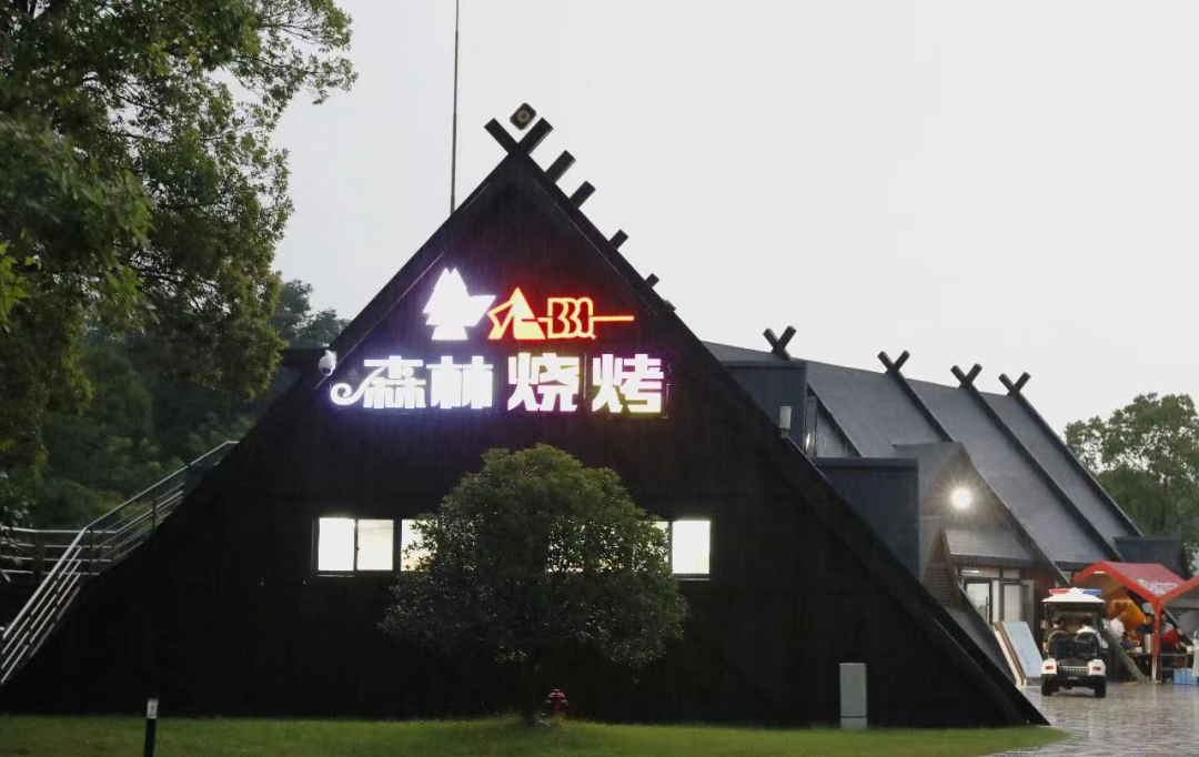 大福利298秒抢超大房车住宿，这个暑假来崇明花博文化园，赏花、烧烤啤酒和露营！