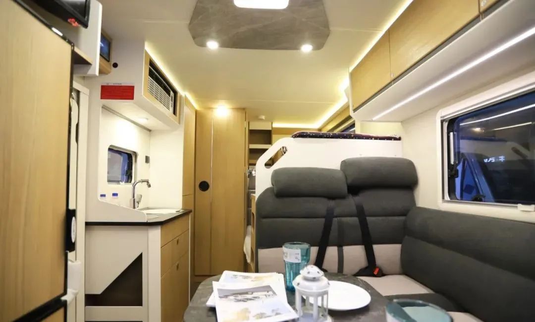 9.24上海房车展：时尚、小巧的宇通新款C520房车，高颜值谁不爱？
