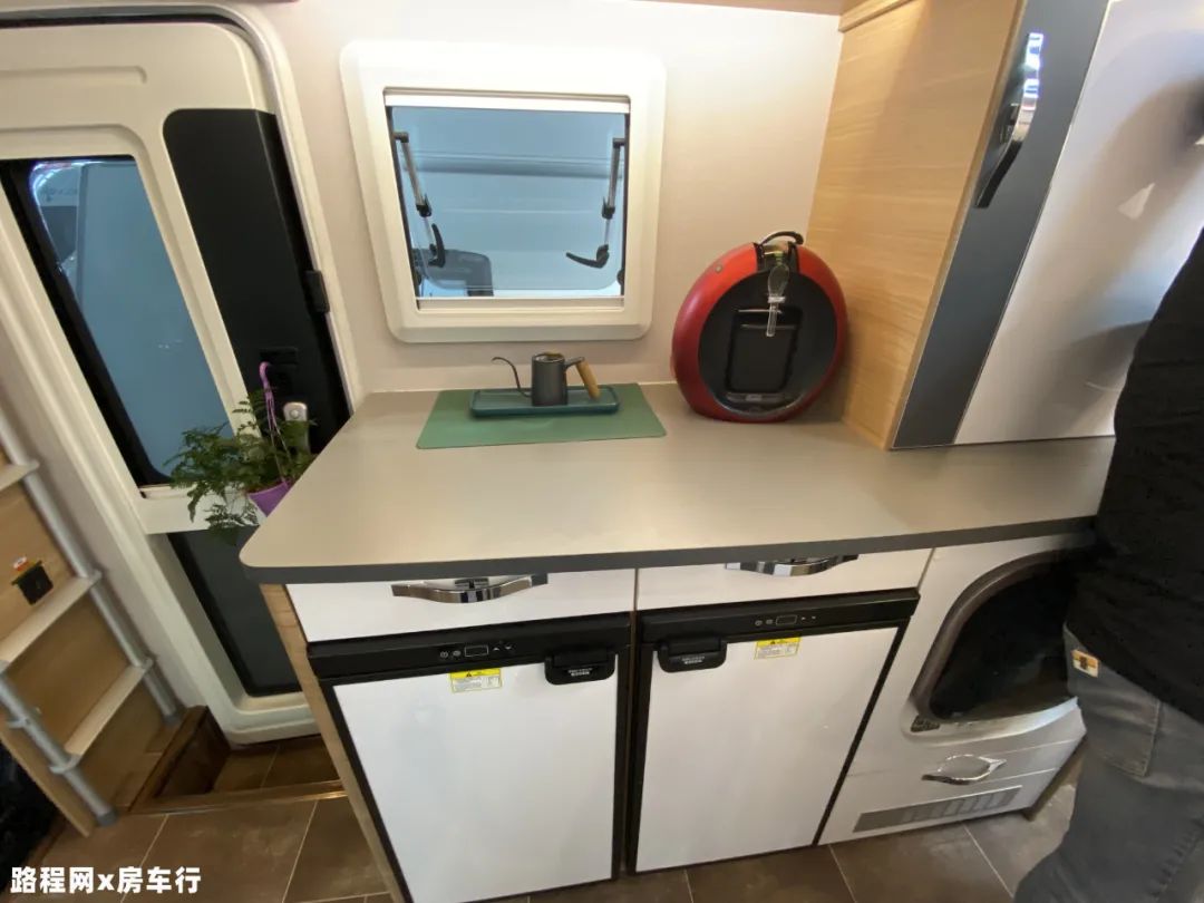 9.24上海房车展：依维柯底盘还带超大阳台，中道依维柯C型房车，售价55W起