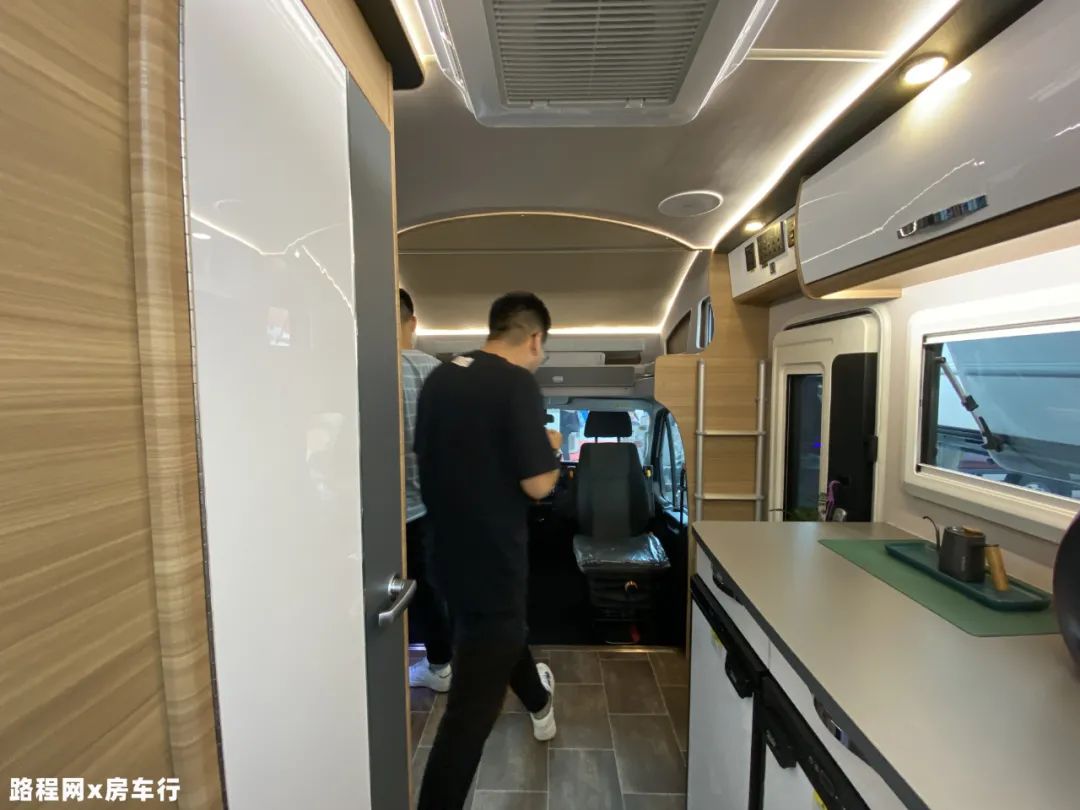 9.24上海房车展：依维柯底盘还带超大阳台，中道依维柯C型房车，售价55W起