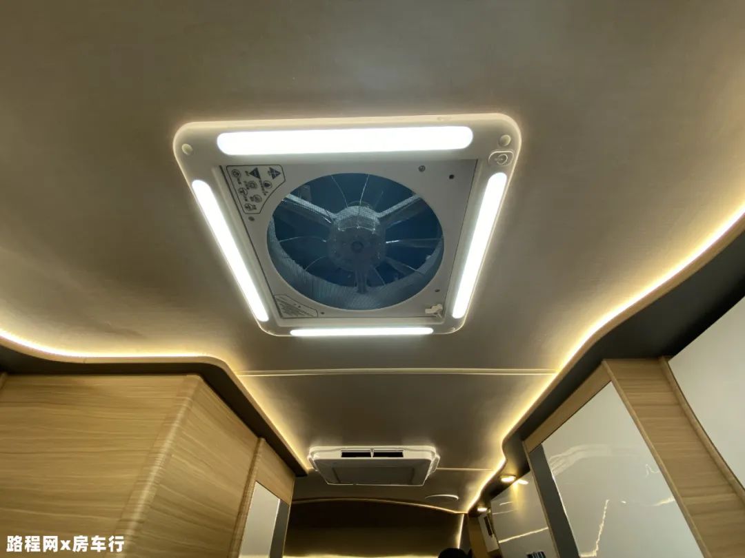 9.24上海房车展：依维柯底盘还带超大阳台，中道依维柯C型房车，售价55W起
