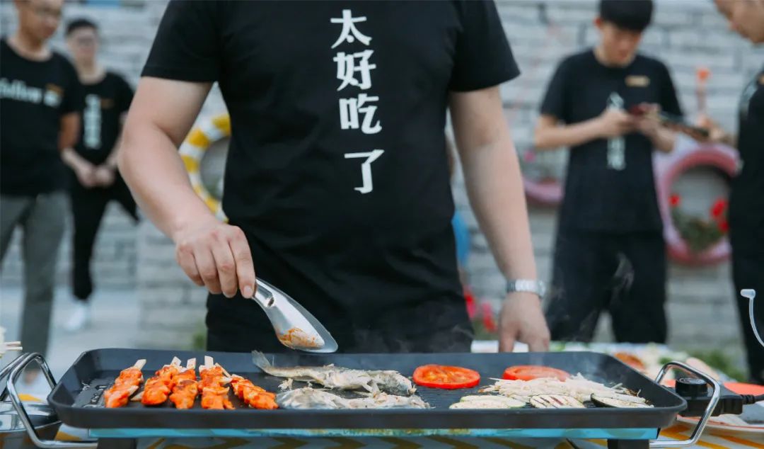 钱塘江畔竟然私藏着这样一家网红房车营地，遛娃玩耍真是绝了！