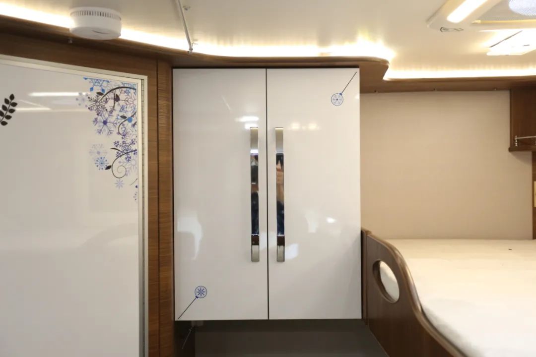 9.24上海房车展：前置双人额头床+后置子母床，秦帝铜爵系列让你在旅途中拥有高质量的睡眠