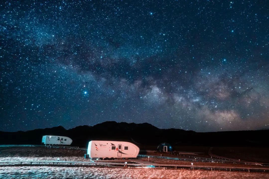 均价3000的星空营地，璀璨的星空和全透明的玻璃房，应该与亲人朋友共享——新疆点将台营地
