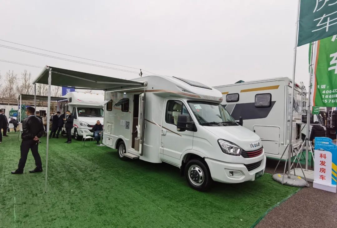 9.24上海房车展：莱茵C型小额头房车，依维柯底盘，售价49.8W起