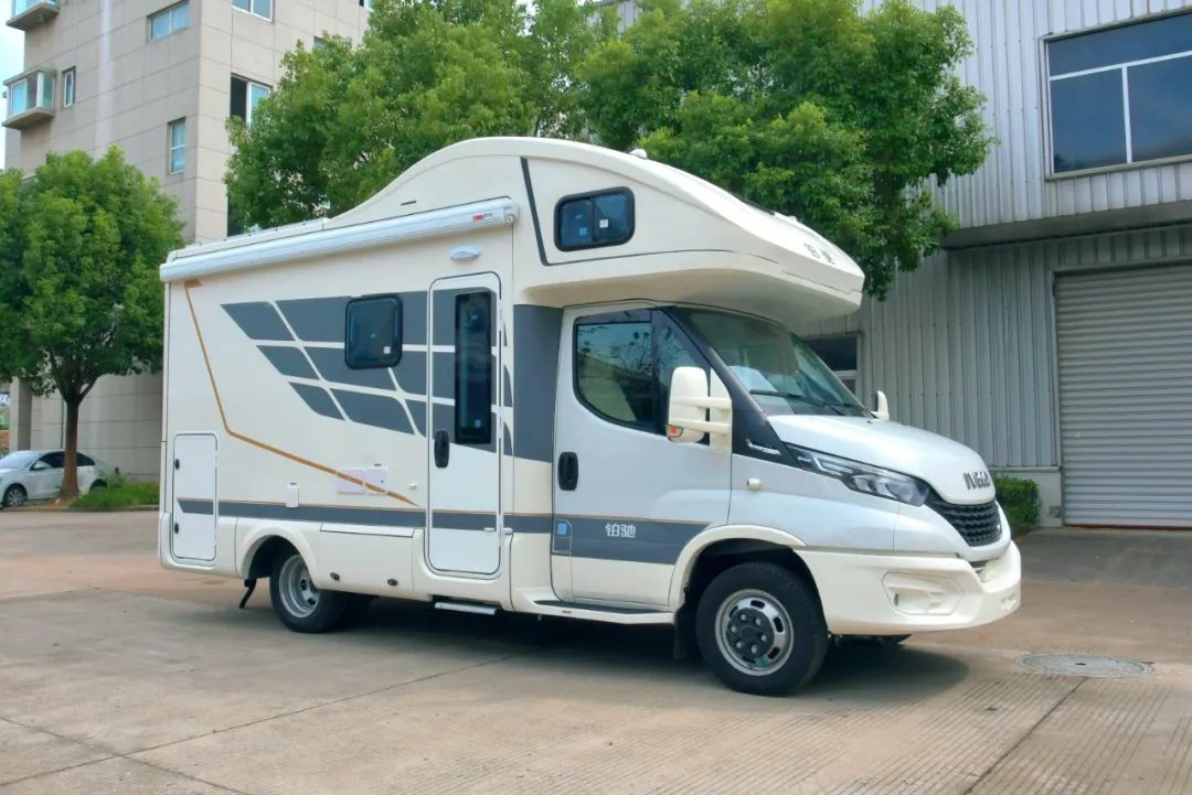 国内首款进口依维柯商旅C型房车--铂驰帕亚尼商旅房车