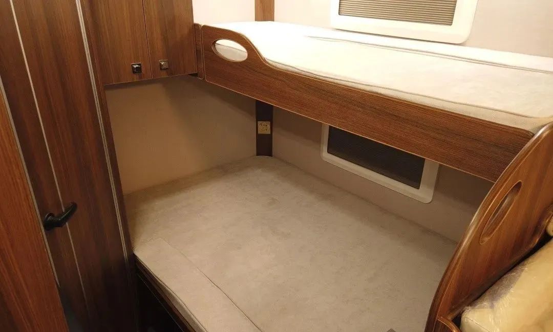 子母床+L型卡座沙发，秦帝追风T型房车带你尽享惬意旅居生活