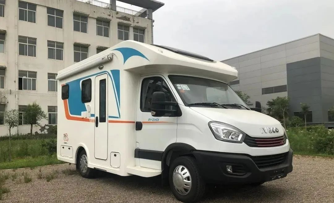 子母床+L型卡座沙发，秦帝追风T型房车带你尽享惬意旅居生活