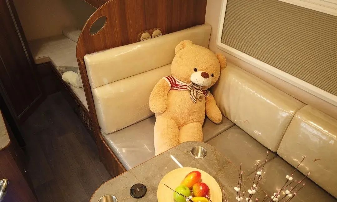 子母床+L型卡座沙发，秦帝追风T型房车带你尽享惬意旅居生活