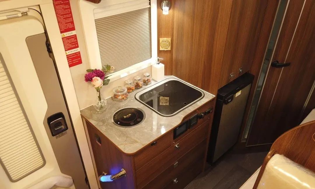 子母床+L型卡座沙发，秦帝追风T型房车带你尽享惬意旅居生活