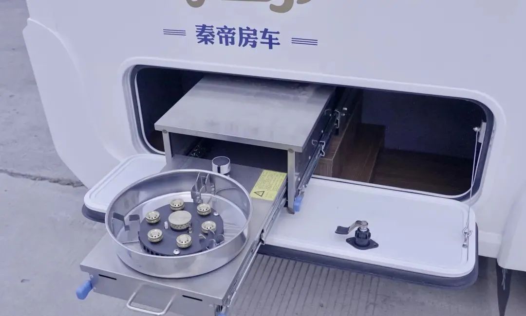 子母床+L型卡座沙发，秦帝追风T型房车带你尽享惬意旅居生活
