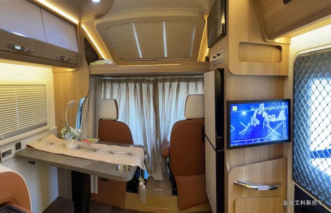 子弹头造型，车高不到两米七，金龙艾科斯福特V362 T型房车