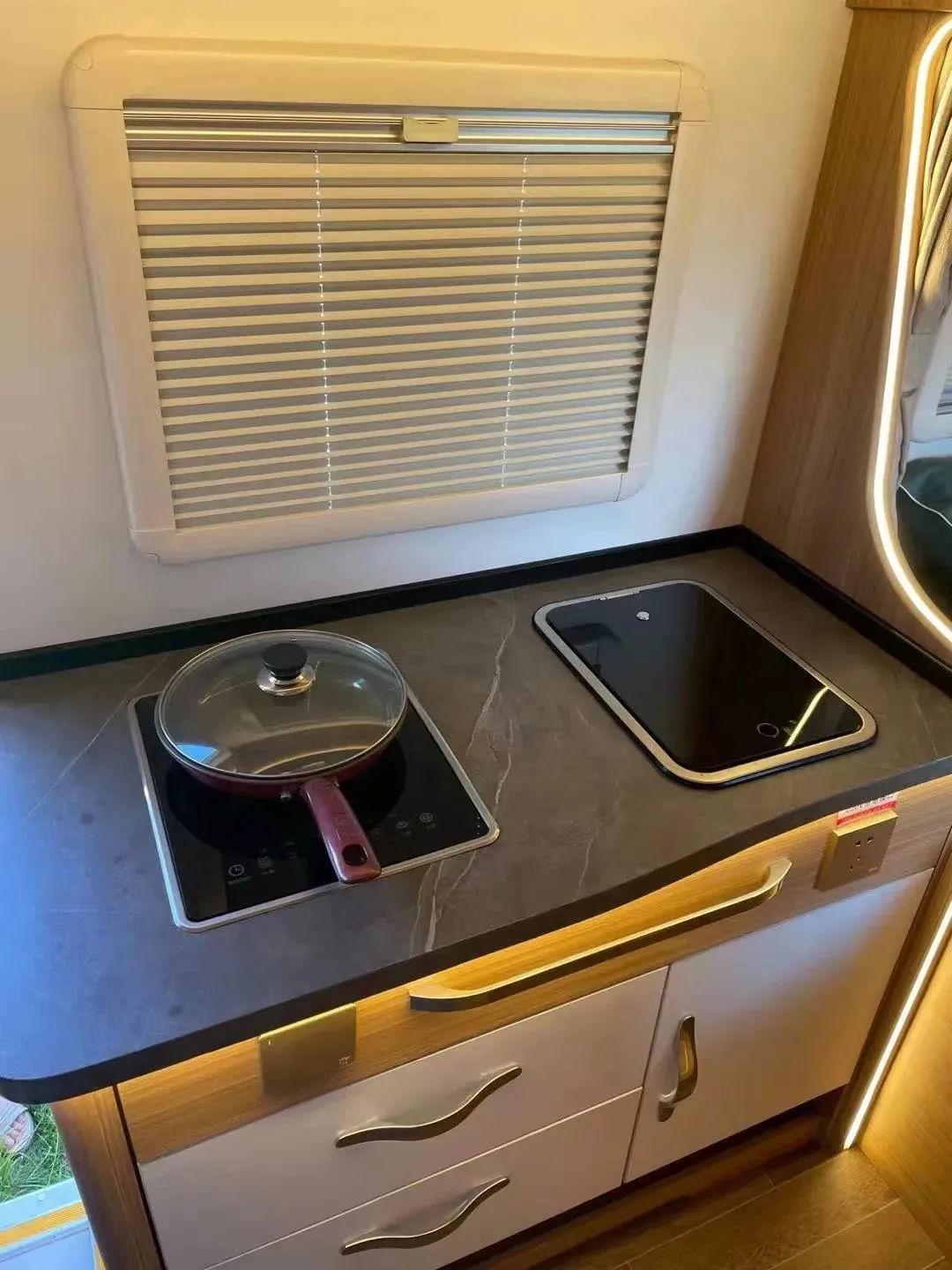 子弹头造型，车高不到两米七，金龙艾科斯福特V362 T型房车