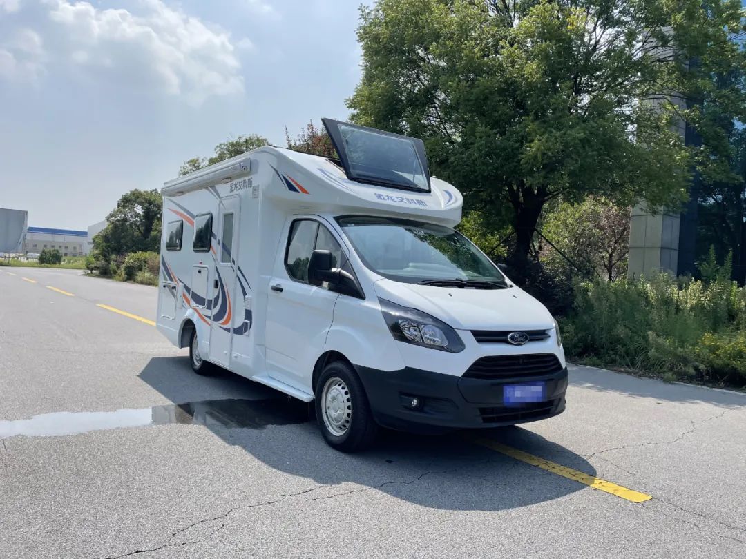 子弹头造型，车高不到两米七，金龙艾科斯福特V362 T型房车
