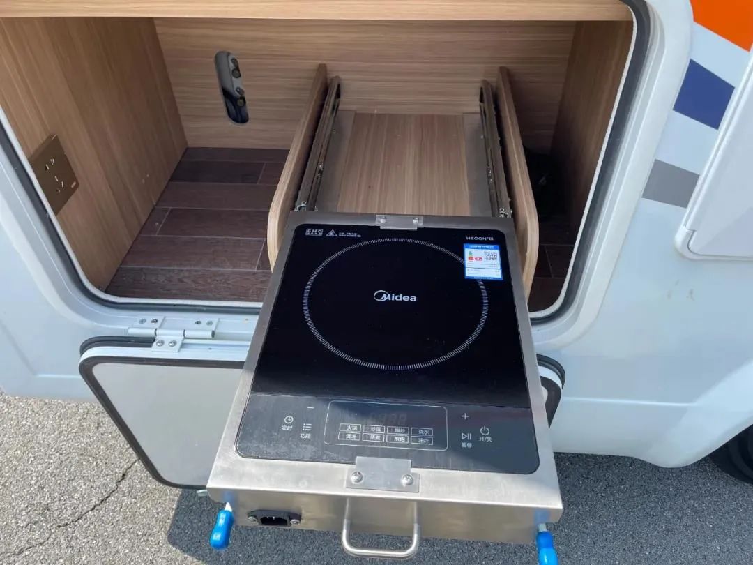 子弹头造型，车高不到两米七，金龙艾科斯福特V362 T型房车