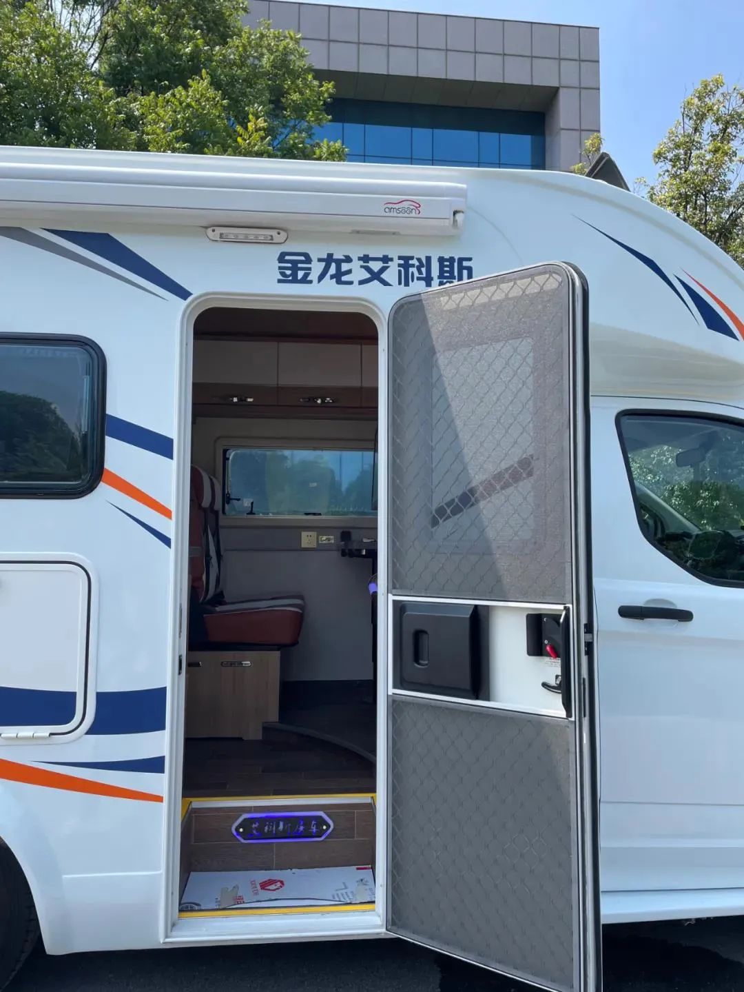 子弹头造型，车高不到两米七，金龙艾科斯福特V362 T型房车