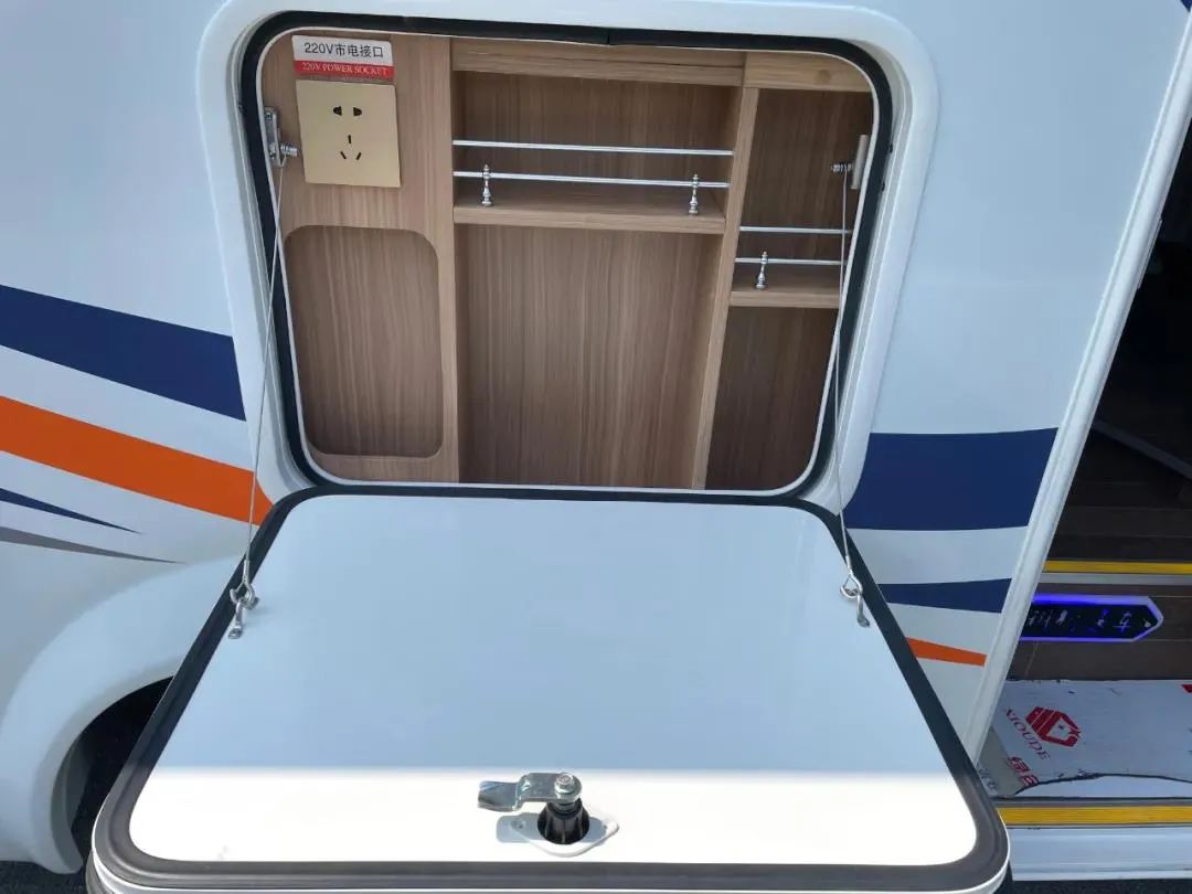 子弹头造型，车高不到两米七，金龙艾科斯福特V362 T型房车