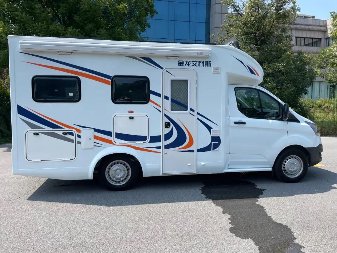 子弹头造型，车高不到两米七，金龙艾科斯福特V362 T型房车