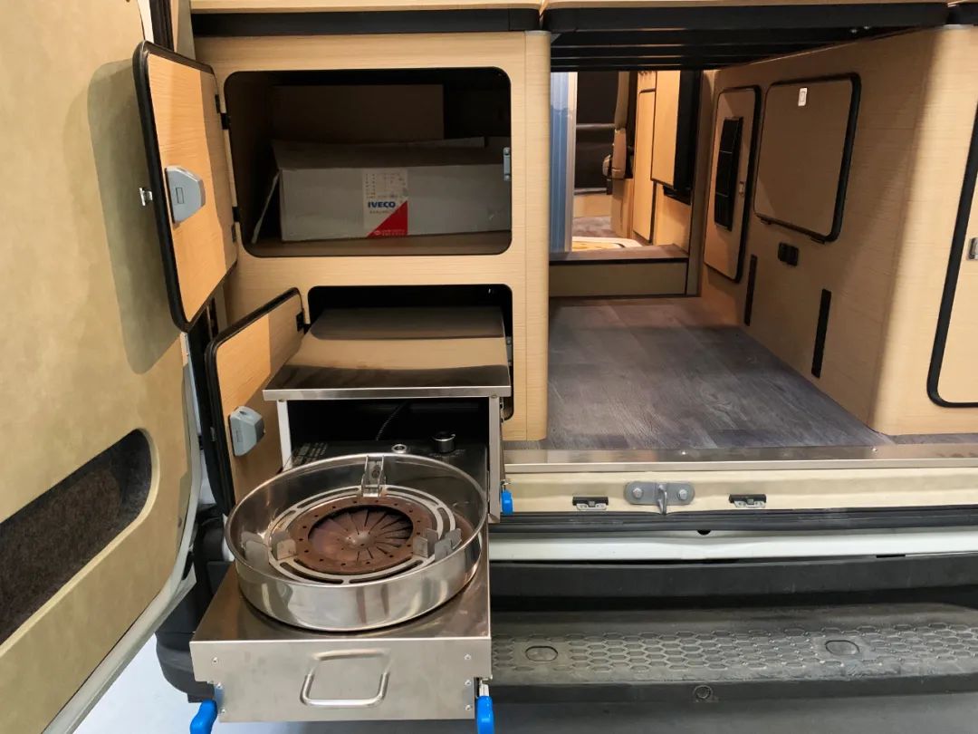 景宴-栖599 B型房车，灵活车身，舒适性可与C型车相比