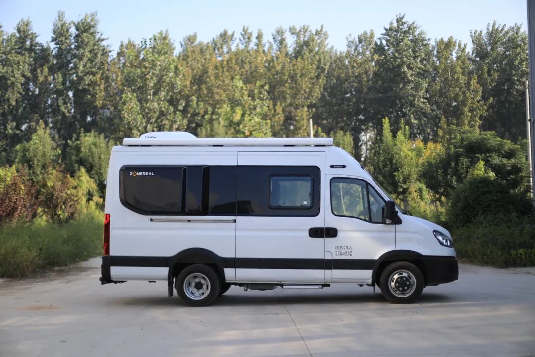 景宴-栖599 B型房车，灵活车身，舒适性可与C型车相比