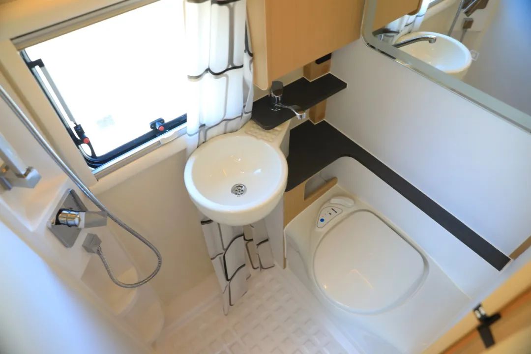 铂驰旅行家双拓展房车，定制高端房车生活