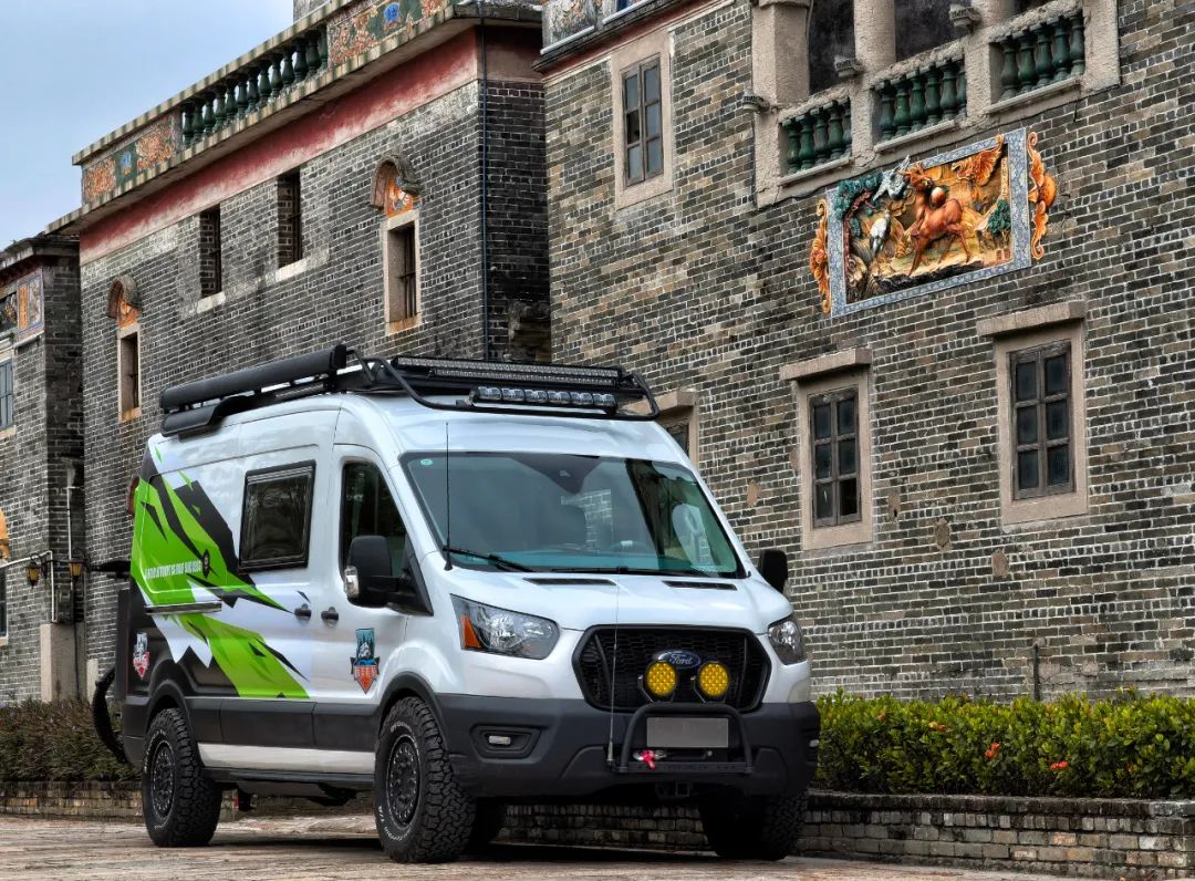 售价118W起，原装进口福特四驱底盘打造，旅美速腾路航者商旅房车