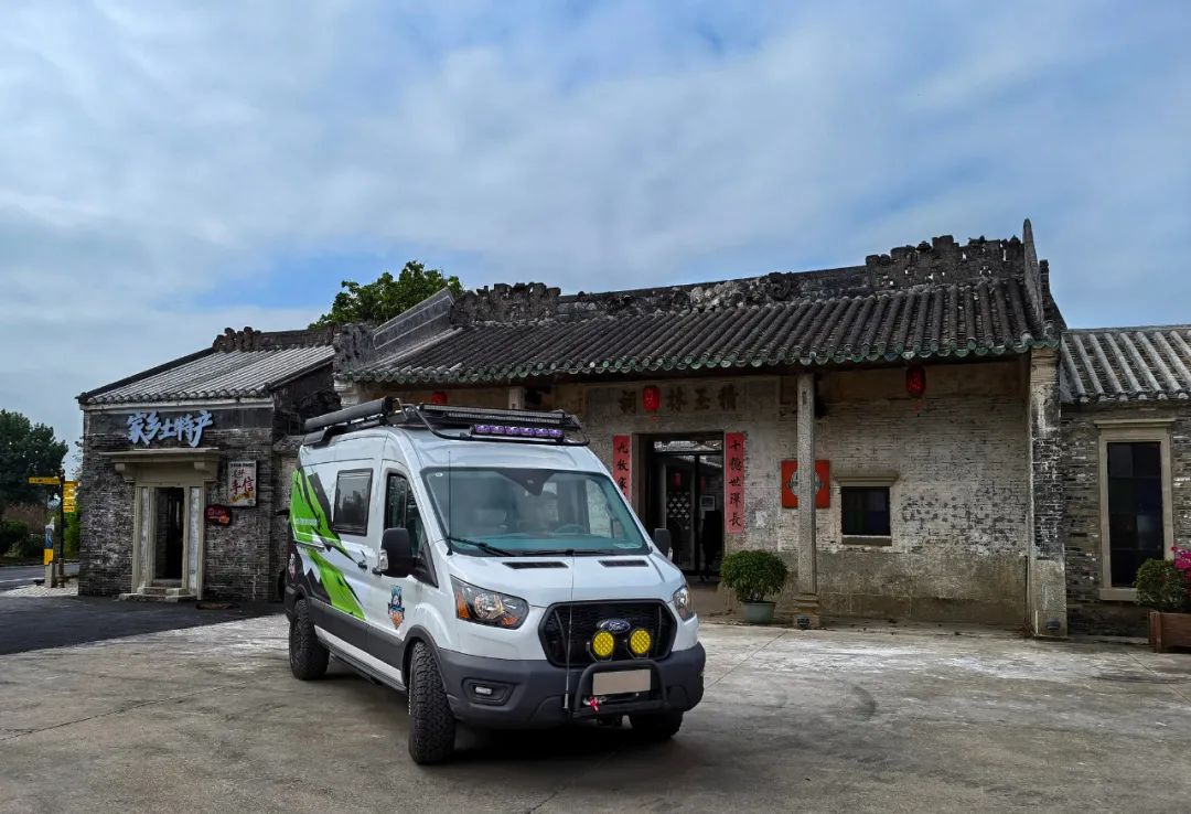 售价118W起，原装进口福特四驱底盘打造，旅美速腾路航者商旅房车