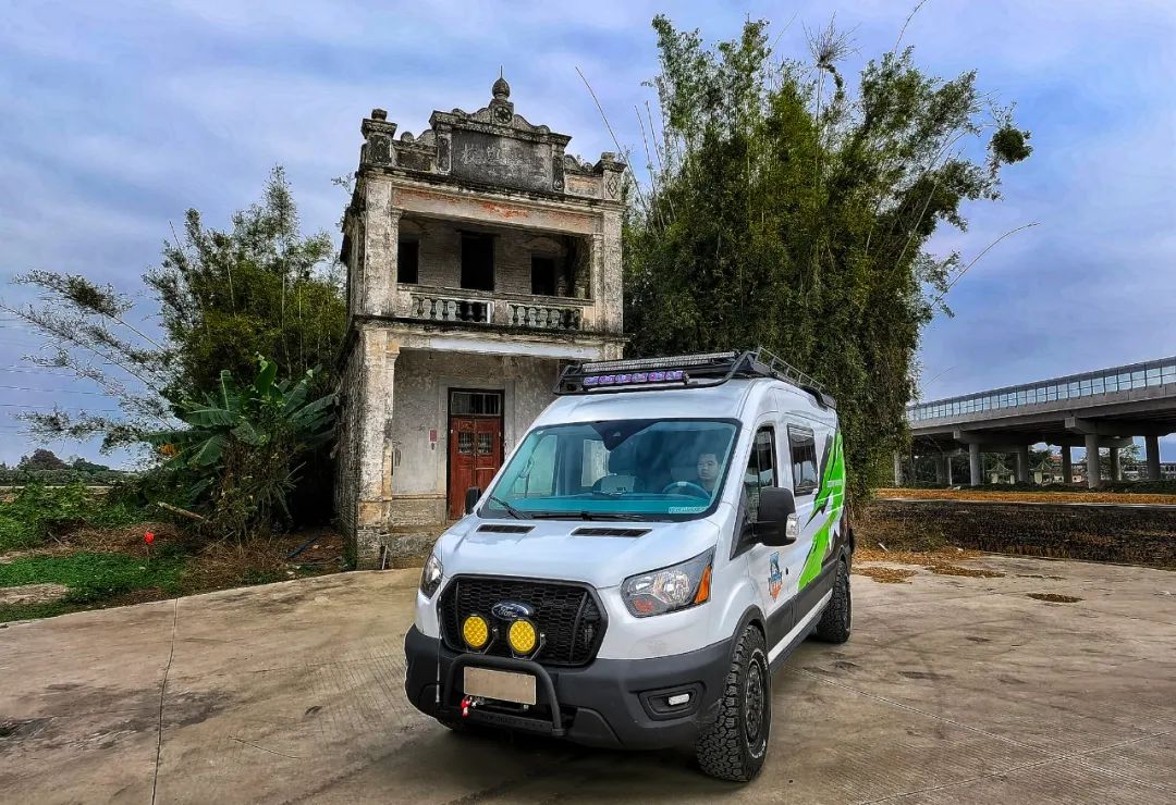 售价118W起，原装进口福特四驱底盘打造，旅美速腾路航者商旅房车